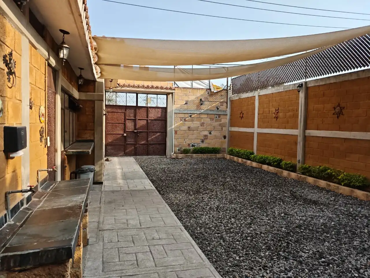 Área techada con teja roja — Jardín El Encino